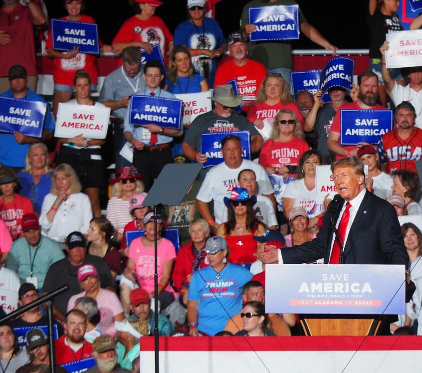 集会で演説するトランプ前米大統領＝2021年8月、米アラバマ州