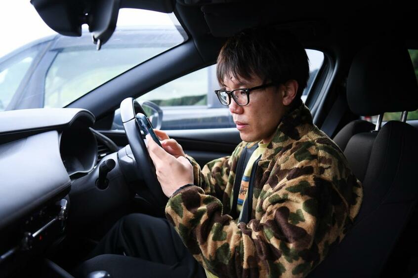 「台本は基本的に自宅、もしくは移動中に車を停めて作りますね。動画の撮影現場で書くこともあります」