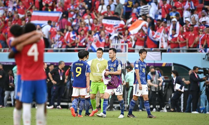 コスタリカに敗れ、厳しい表情の吉田麻也(22)ら日本の選手たち(photo 朝日新聞社)
