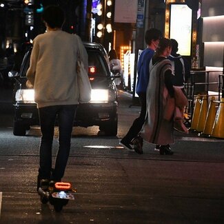 「ゾッとしましたね」電動キックボード運転中思わぬ段差で転倒した男性 免許制導入を求める声も