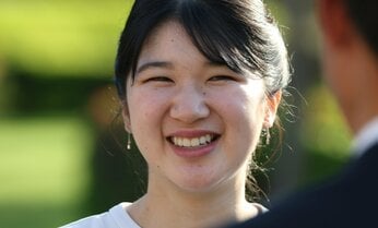 〈あのときの話題を「再生」〉愛子さま 2490円でも7万円でもワンピースに「清潔感」と「品ある可愛らしさ」の理由は「永遠に愛されるタイムレス」な装い