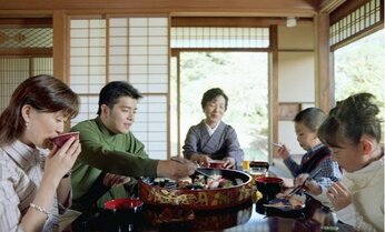 義母の料理「手伝ったほうがよかったかも」不安に “義実家との付き合い方”正解あるのか
