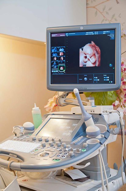クリフム夫律子(ぷぅりつこ)マタニティクリニックは出生前診断を専門に行う。1日に70組の夫婦が検査に訪れ、35歳以上の妊婦が7割を占める。「診断がゴールではない。大切なのは、異常が見つかった場合、正確な情報の提供をはじめ、胎児と両親のサポートを行うこと」(夫院長) (撮影/楠本涼)