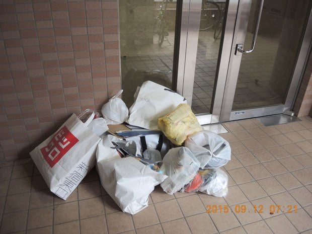 ９月、東京・新宿の賃貸マンションの入り口前に放置されたゴミの山。量販店の紙袋は、「爆買い」の残骸か（写真：井上義雄さん提供）