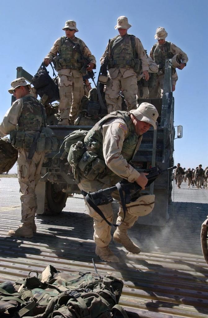 米同時多発テロから１年後、アフガニスタンのバグラム米空軍基地で訓練を繰り返す米兵たち／２００２年９月１１日　（ｃ）朝日新聞社