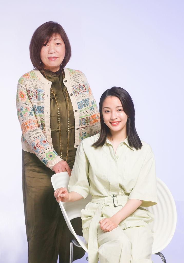 広瀬すずさん（右）と林真理子さん　［撮影／張溢文、ヘアメイク／奥平正芳、スタイリング／丸山晃］