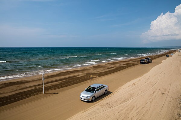全長8kmの砂浜を走ることができる千里浜なぎさドライブウェイはすぐ近く！