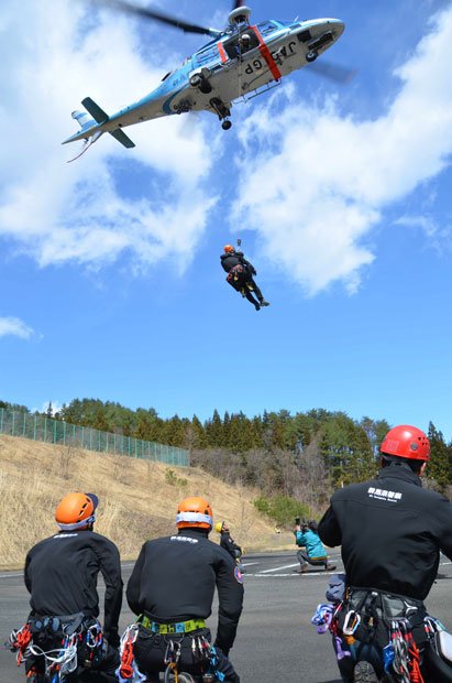 山の遭難に備える警察の訓練（写真は本文と関係ありません）　（c）朝日新聞社　＠＠写禁