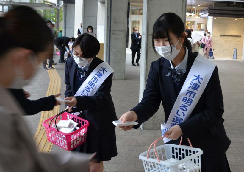 ４月１８日、滋賀・大津駅で統一地方選への投票を呼びかける高校生