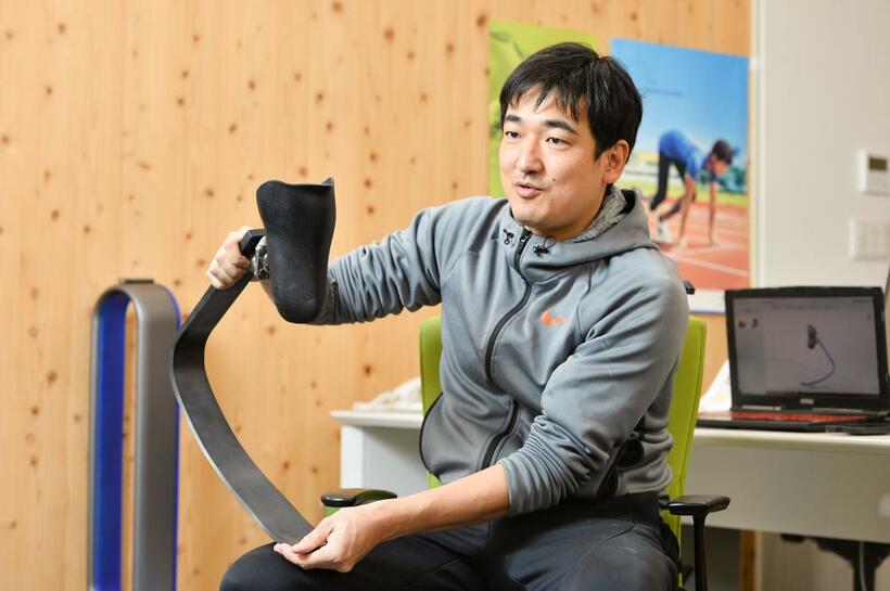 遠藤謙さん。障がいが理由で、やりたいことをあきらめなくていいように、テクノロジーの力でサポートしている