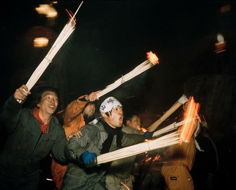 「手負いの熊」（長野県）。野沢温泉村の道祖神祭り「火つけ」。狂気が宿ったような男たちの目がとてもいい。毎年、必ずけが人が出るというのもうなずける迫力だ