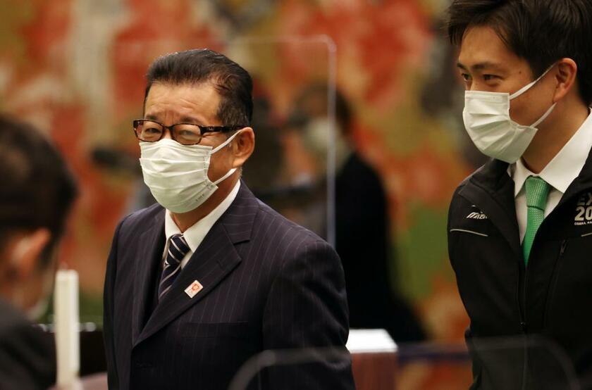 日本維新の会の臨時党大会で続投が決まった松井一郎代表（左）。吉村洋文・副代表