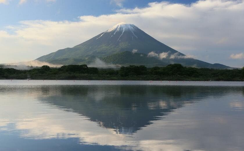 世界遺産の富士山。精進湖の水面に映る「逆さ富士」