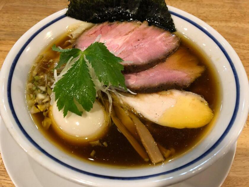 地方の懐かしさを感じる麺に、東京のど真ん中でも勝負できる研ぎ澄まされたスープがおいしい（筆者撮影）