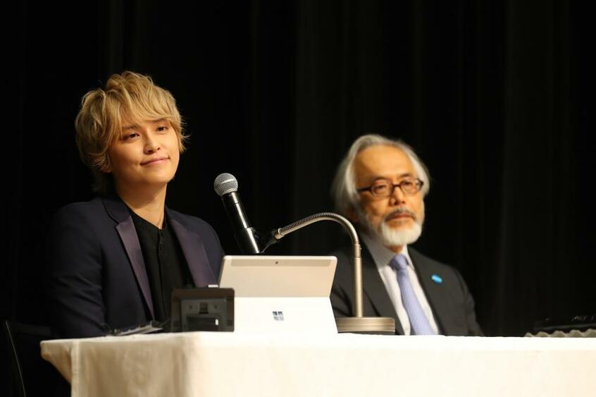 高野弁護士と質問に答える手越(撮影/写真部・松永卓也)