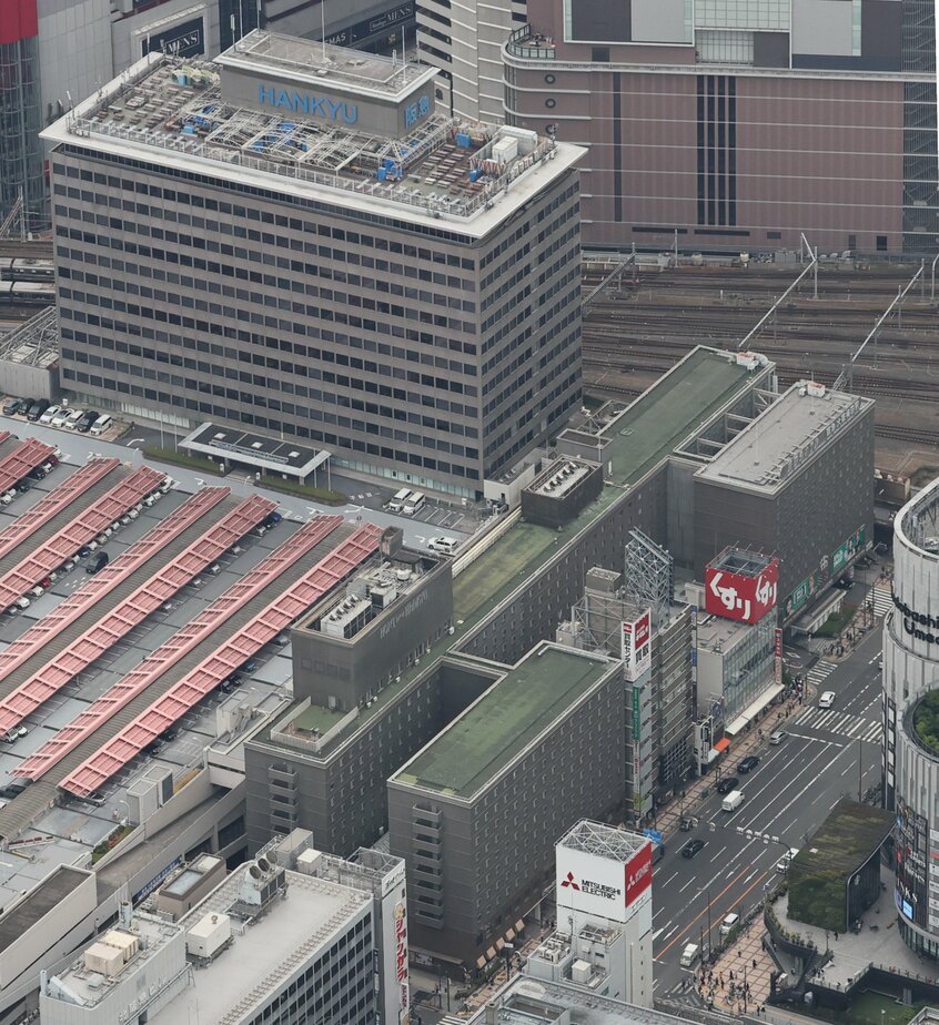 阪急大阪梅田駅に隣接する阪急ターミナルビルと新阪急ホテル(左)=2022年5月、大阪市北区