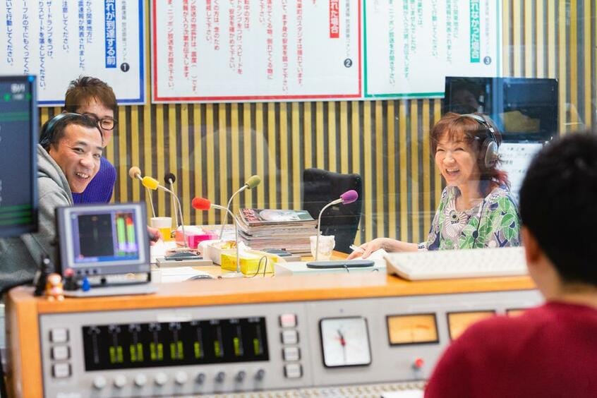 1995年2月からレギュラー出演中の「ラジオビバリー昼ズ」生放送。ナイツの2人は2015年10月から共演者として加わった。電車の情報などのアナウンスを淀みなくこなす土屋伸之(奥)を、強めのボケで塙宣之(左)がまぜっ返し、清水が揶揄しながらたしなめていく(撮影/植田真紗美)