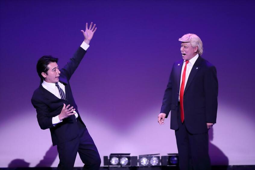 トランプ役の松下アキラは、小倉の市民劇団で出会った「憧れの先輩」。背中を見ながら演劇の道を進んだ。ザ・ニュースペーパーから誘われ、舞い上がる気持ちで一緒に上京した。芸風、個性は全く違うが、今や劇団を支える二枚看板だ/加藤夏子撮影
