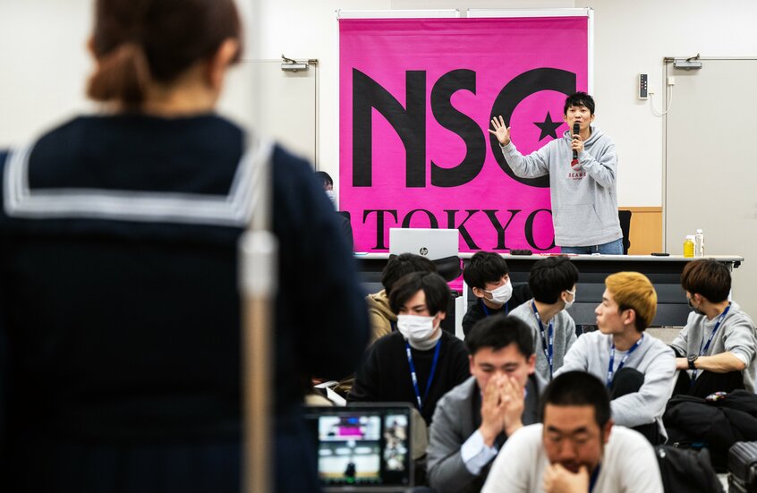 月1回のNSC東京校の授業では、朝から晩まで生徒のネタを30本以上見て講評する。「あんなに歩かない日はない。その分、脳みそは熱々」。渾身のネタを見てもらい、感激のあまり涙する生徒もいた(写真:横関一浩)