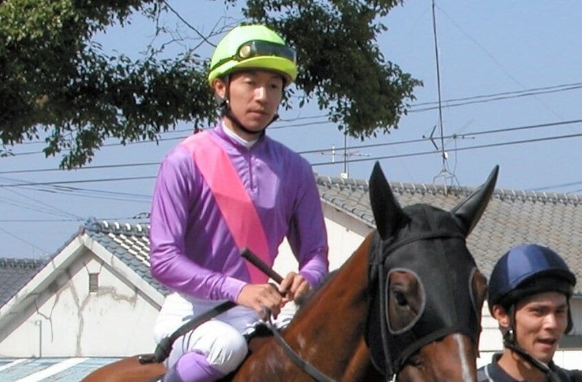 先日は武豊が負傷するなど危険も伴う騎手という仕事