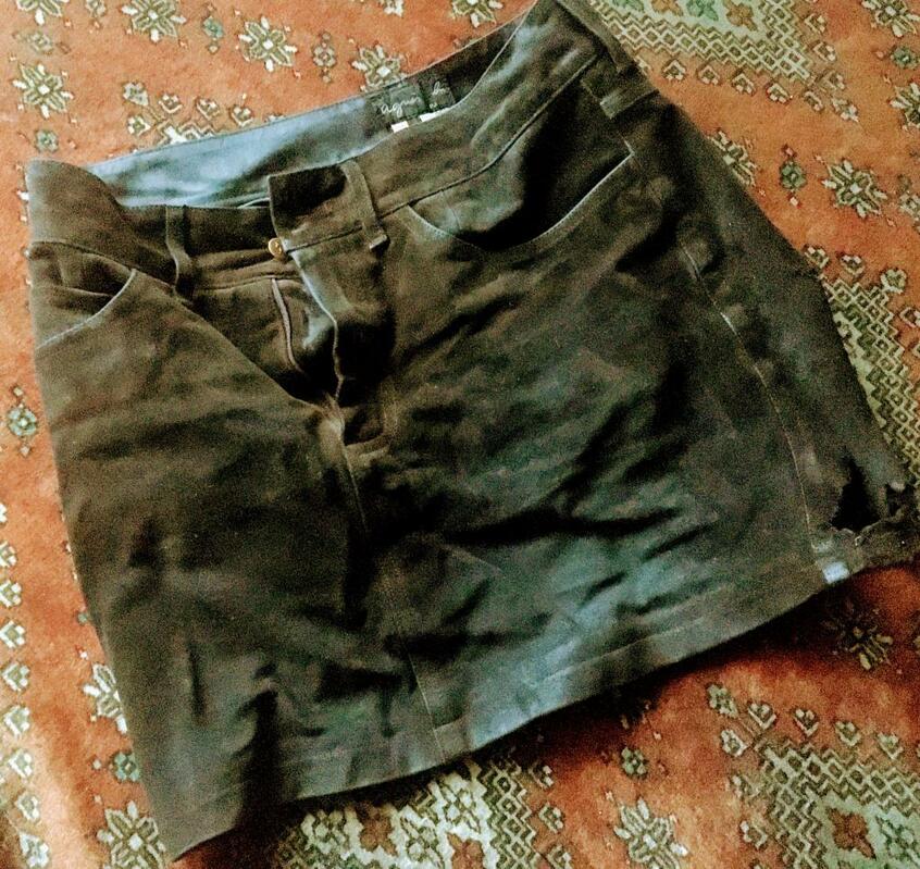 愛用しすぎて穴があき泣く泣く捨てたスカート。思い返せば30年着た。物との別れはこうありたい(本人提供)