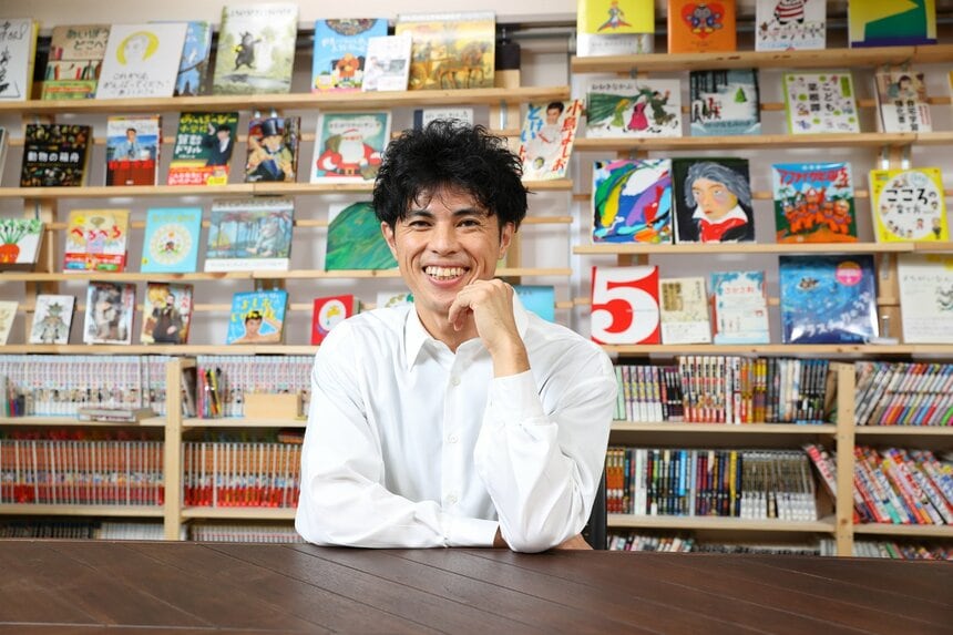 小島よしおさん（写真／松永卓也＝写真映像部）