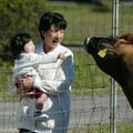 〈皇室と「生き物」〉愛子さまの手にトンボがとまった瞬間、愛犬の由莉ものぞき込んだ 静養先の天皇ご一家