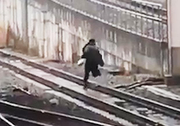 痴漢とがめられ男が逃走　池袋駅で線路上走る（動画から）（ｃ）朝日新聞社	