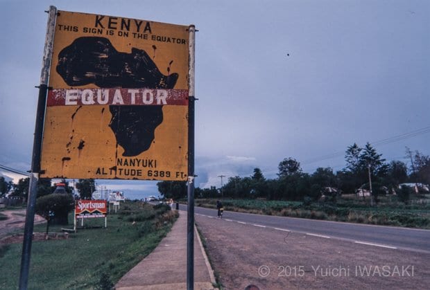 ここが赤道直下であることを示す看板。赤道直下でもトロピカルな感じはない。かなり肌寒かった。ナニュキ・ケニア 2002年／Nanyuki,Kenya 2002