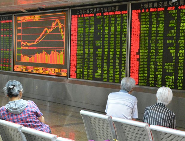 個人投資家らの視線の先には、緑一色に染まった株価ボード。緑は値下がりしている銘柄。グラフには上海総合株価指数の急落の軌跡が…／７月８日、北京市内の証券会社で　（ｃ）朝日新聞社　＠＠写禁
