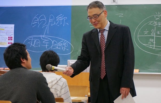 東京工業大学キャリアデベロップメント実践演習では、増沢特任教授が「あなたなら面接でどう答えますか」などと質問し、積極的な参加を求めていた（撮影／編集部・直木詩帆）