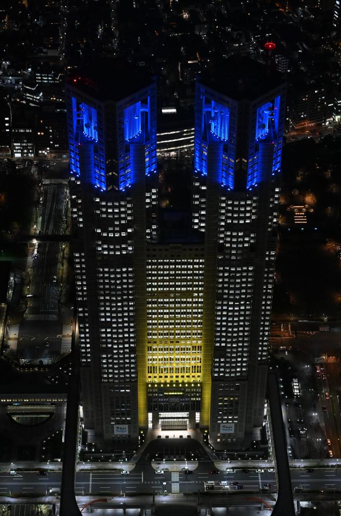 ウクライナの国旗の色である青と黄色の２色にライトアップされた東京都庁舎