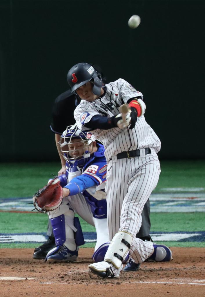 プレミア１２の決勝・韓国戦の二回、左越えに逆転の３点本塁打を放つ山田哲人　（ｃ）朝日新聞社