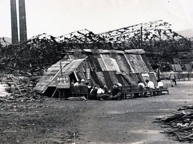 １９４５年８ 月／原爆投下によって壊滅的な打撃を受けた浦上駅。長崎本線では、８ 月９ 日の投下当日から救援列車が運行した