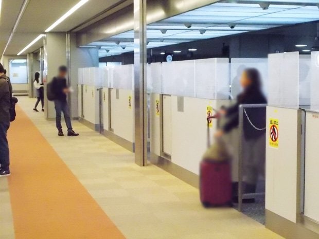 いまの成田空港の出国審査ブースの免税店フロア側。一応、「進入禁止」の表示がある