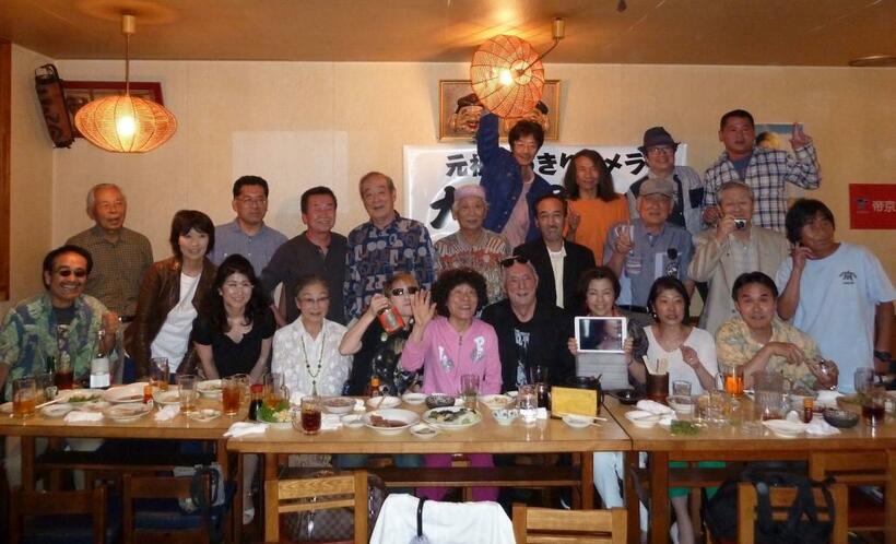 前列右から４人目の宍戸さんを中心に記念撮影＝２０１５年６月６日、提供・「元祖どっきりカメラ」同窓会