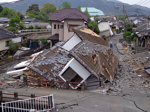 熊本地震で大きな被害を受けた家屋(4月18日、熊本県益城町)