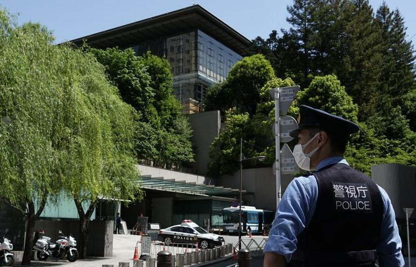 首相官邸前で警備にあたる警察官＝５月５日、東京・永田町