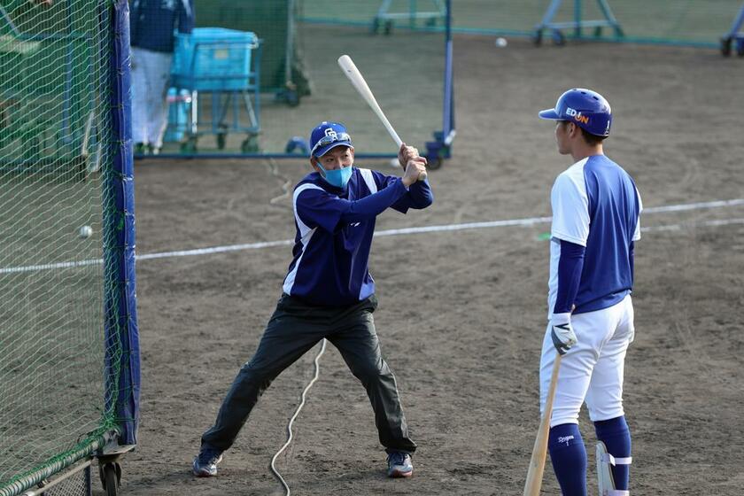 今年2月のキャンプ初日、臨時コーチとして京田陽太にバッティング指導をする立浪和義(Ｃ)朝日新聞社