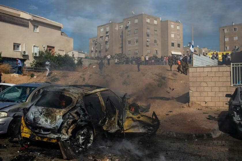 パレスチナ自治区ガザの境界から8キロの距離にあるイスラエル南部アシュケロンでは5月16日、ガザからのロケット弾で車両が破壊された（写真：ｇｅｔｔｙｉｍａｇｅｓ）