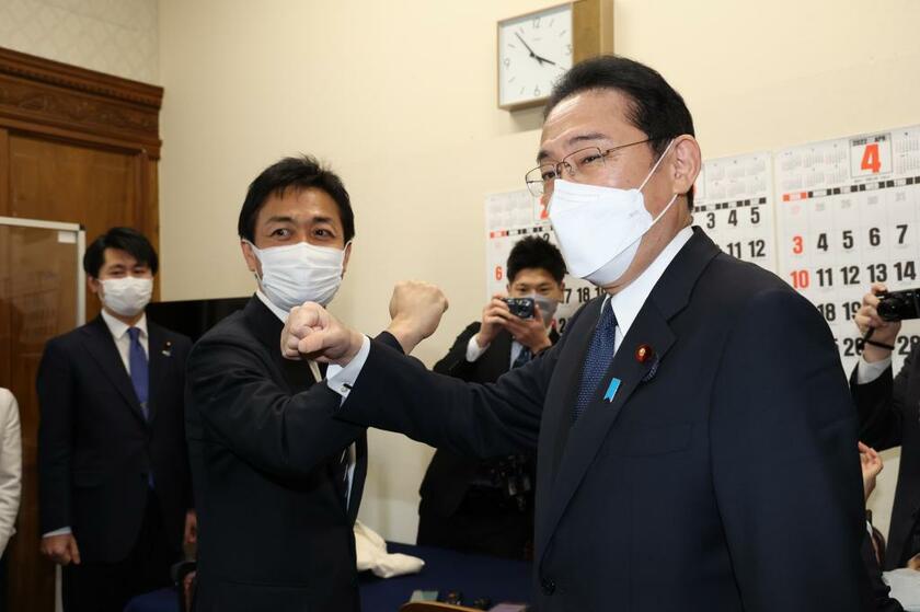 衆院本会議で新年度予算案が可決され、国民民主党の玉木雄一郎代表とひじタッチをする岸田文雄首相
