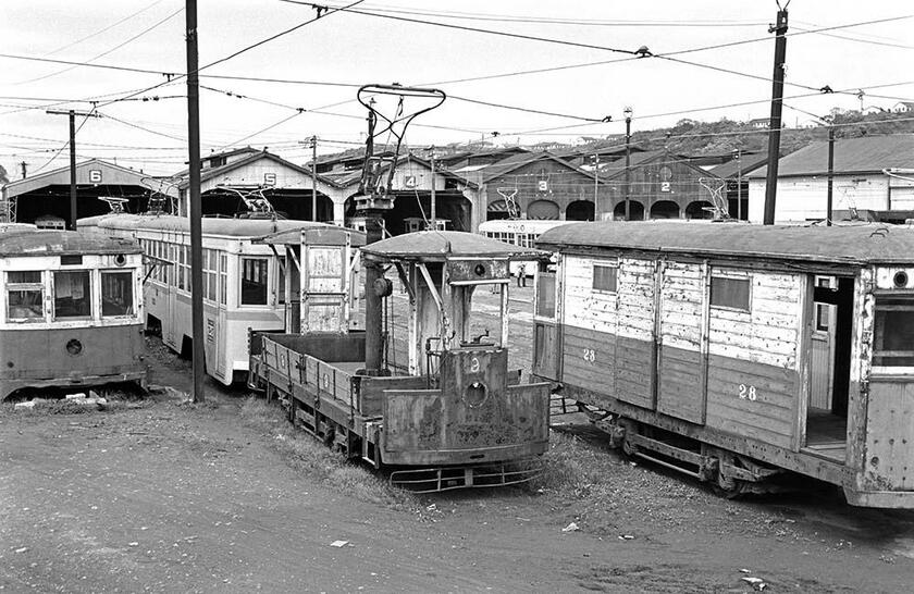 鉄道模型店のジャンク箱のような旧車体がひしめく滝頭車庫風景。背後の矩形庫が滝頭車両工場で、跡地が「横浜市電保存館」に転用された。（撮影／諸河久）