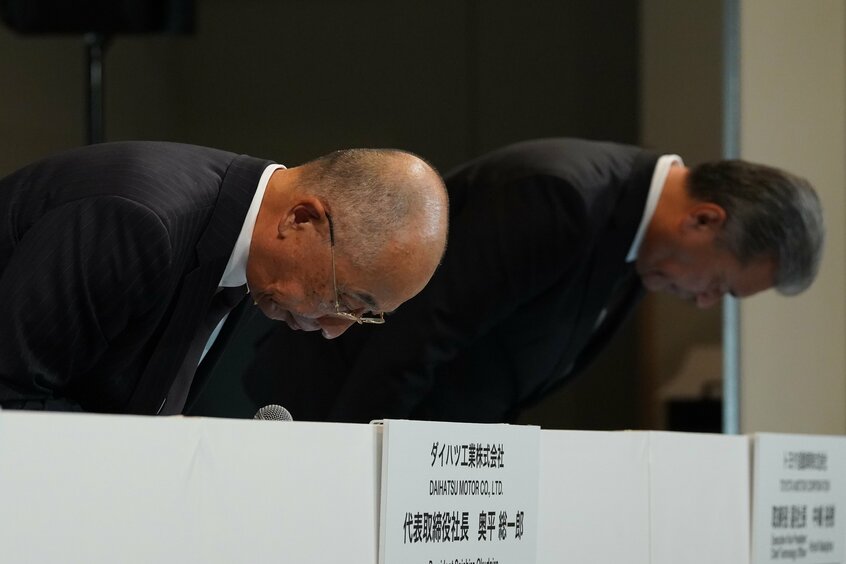 会見で謝罪するダイハツの奥平総一郎社長(左)
