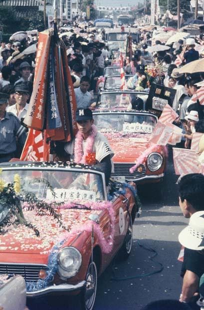 第47回(1965年)、初陣で深紅の大優勝旗を持ち帰った三池工ナインと迎える市民 (c)朝日新聞社