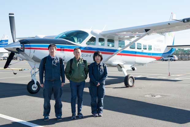 杉本さん(中央)と、くにかぜIIIに同乗した岡本梓さん(右)。岡本さんは杉本さんの補助についた。左は同僚の森本吉顕さん(撮影/写真部・堀内慶太郎)