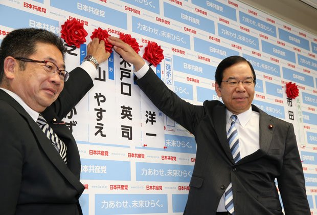 共産党の志位和夫委員長（右）　（ｃ）朝日新聞社