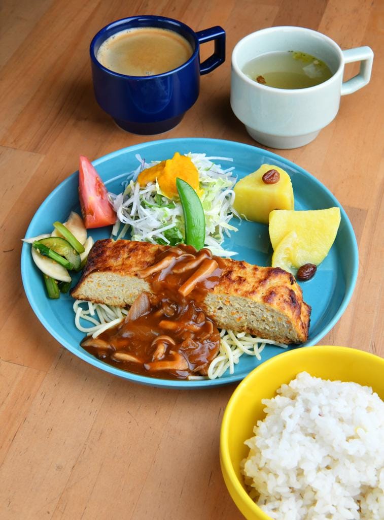 コーヒー付き日替わりランチ（学外者１１００円）。この日はカラフルミートローフがメイン。野菜豊富でドレッシングも手作り（撮影／門間新弥）