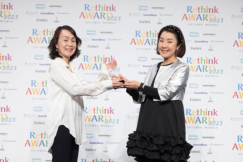 「企業部門」受賞者:株式会社ファーメンステーション代表取締役の酒井里奈さん(左)と、選定者:Forbes JAPAN 谷本有香さん(右)