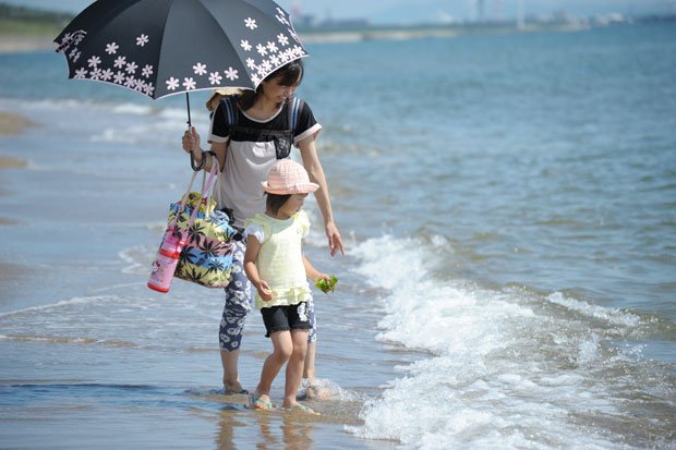 波打ち際で遊ぶ親子　（c）朝日新聞社　＠＠写禁