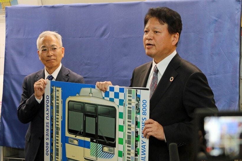 譲渡車両の改造工事を担当した小田急エンジニアリングの岩崎佳之社長（左）と西武鉄道・鉄道本部の小川克弘車両部長＝米倉昭仁撮影
